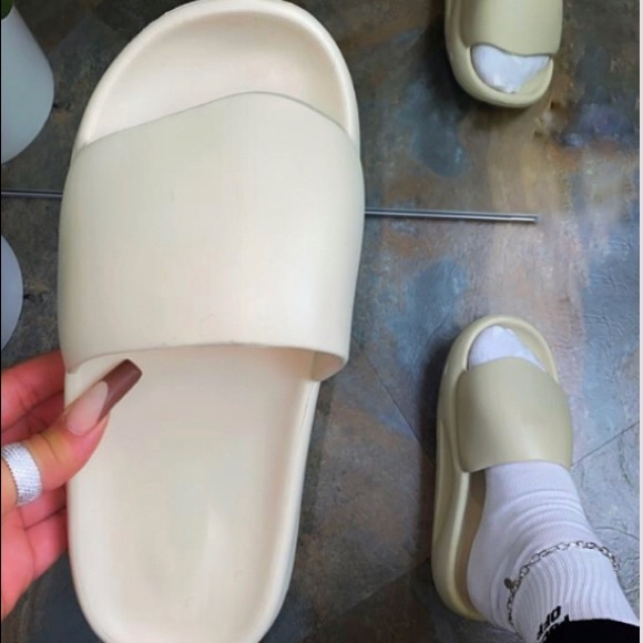 New white super comfy slide - Picture 4 of 9